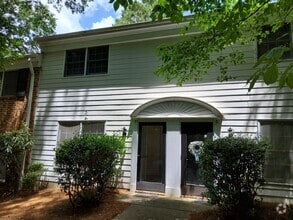 Building Photo - 2800 Carriage Dr