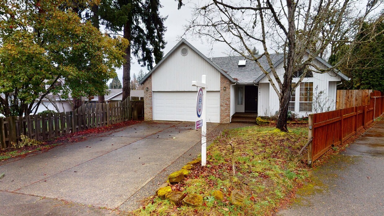 Primary Photo - Single Level Ranch, Central Air, Large Yar...