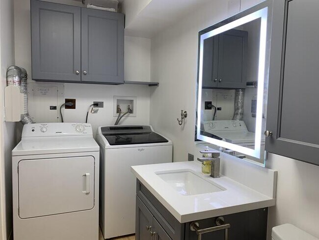 Foto del edificio - 3 Bed/2 Bath/1 Parking - Waikiki - Kitchen...