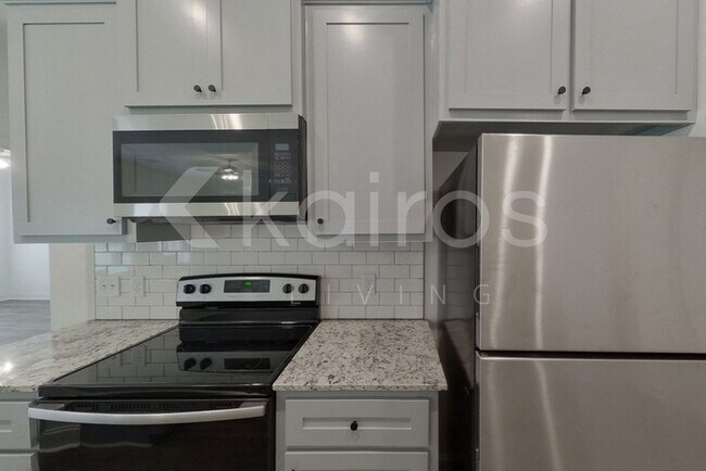 Foto del edificio - 8008 Hendrick Dr