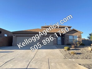 Building Photo - 5485 Roosevelt Loop NE