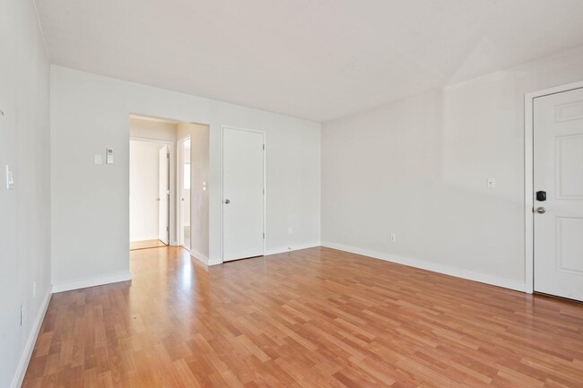 Building Photo - Comfortable 2-bed/1-bath upper apt in Cath...