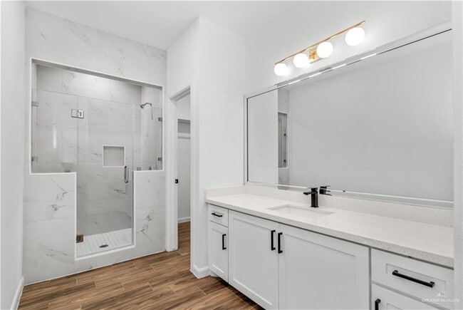 Building Photo - 12 W Woodson Dr