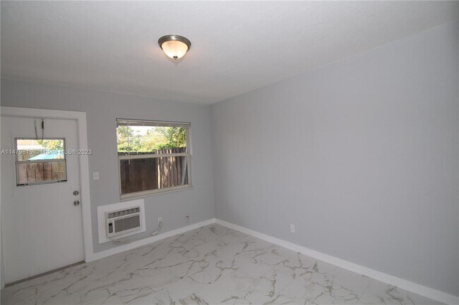 Foto del edificio - 1720 NE 13th St