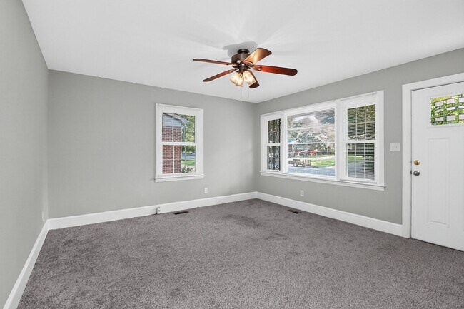Building Photo - Adorable Three Bedroom Home!