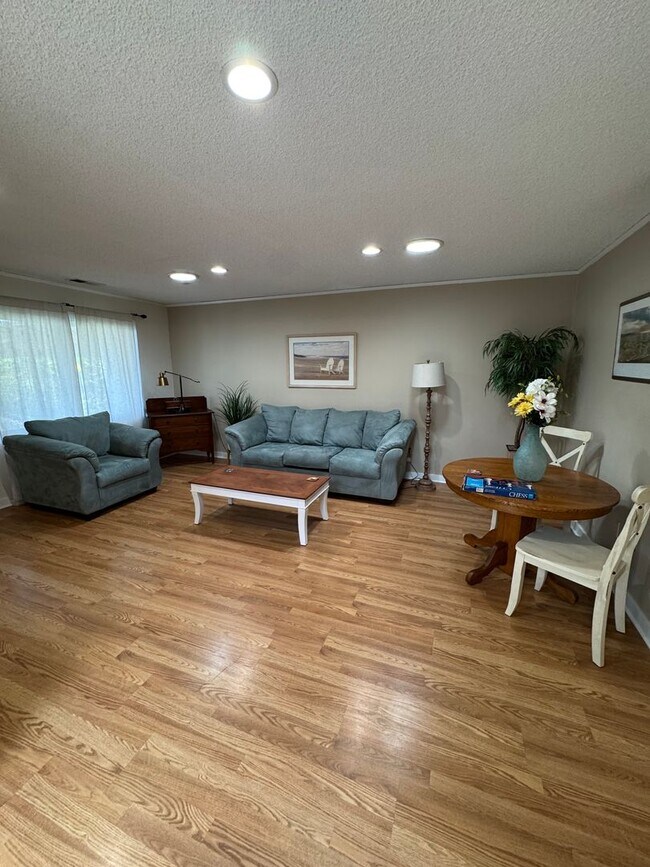 Foto del edificio - Fully Furnished Home Near the Beach in Gro...