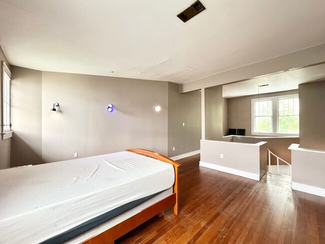 Building Photo - One Bedroom Loft-Style Apartment in Mid Ci...