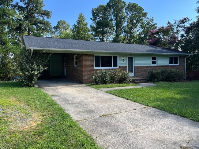 Building Photo - 2417 Landis Dr