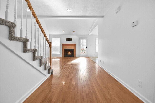 Building Photo - Pet Friendly Three Bedroom with Bonus!