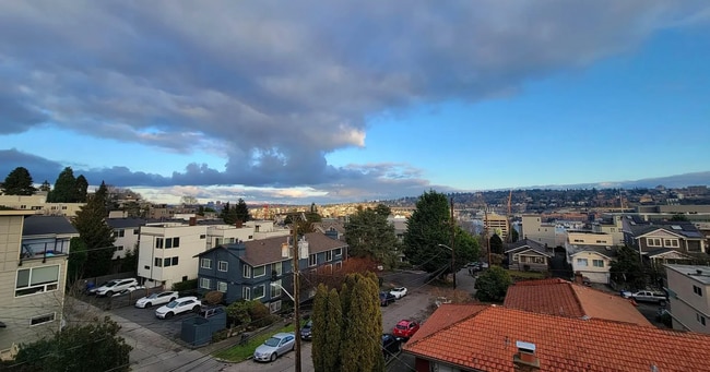 Building Photo - Newer end unit 2 bed 2 bath townhome w/ amazing views