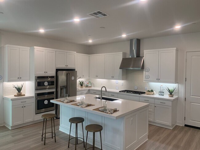 Foto del edificio - 4-Bedroom Home Available NOW in Valencia's Five Points Community!