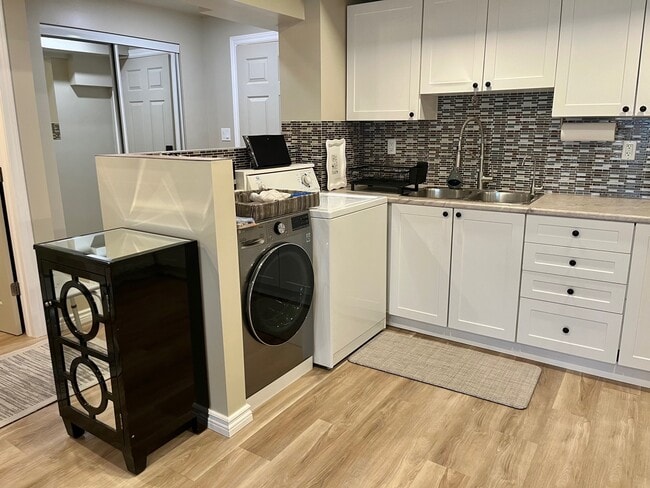 Kitchen /Washer & Dryer - 94 Schroder Cres