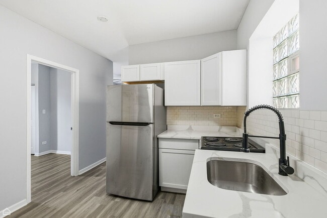 Building Photo - 16 E 118th Pl