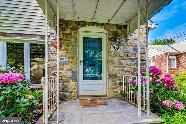 Foto del edificio - 208 Brewster Ave