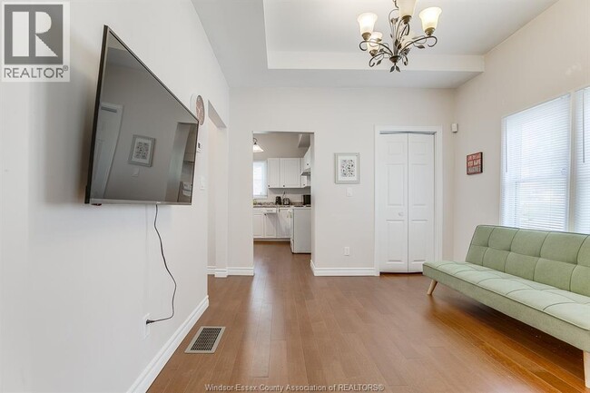 Building Photo - 402 Aylmer Ave