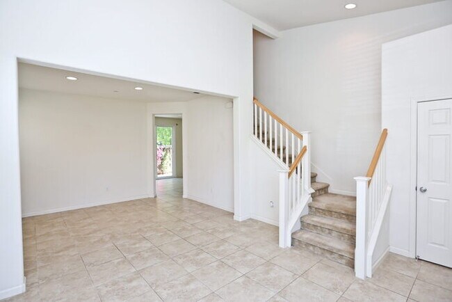 Building Photo - 533 Petunia Ct