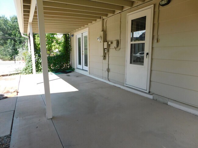Building Photo - Redlands Home with Great Views