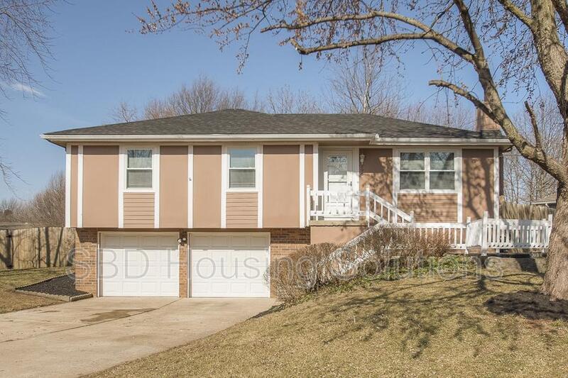 Primary Photo - 208 SE Country Ln