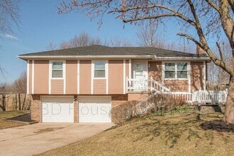 Building Photo - 208 SE Country Ln