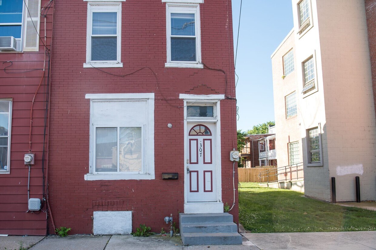 Primary Photo - 4 Bedroom on Muench