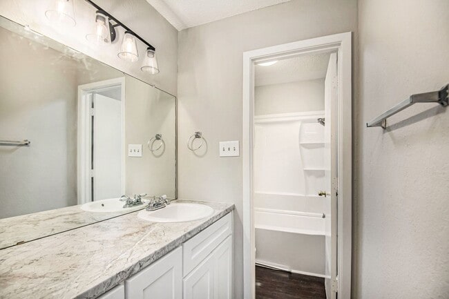 Building Photo - Updated 2 Bedroom, 2 Bathroom Duplex in No...