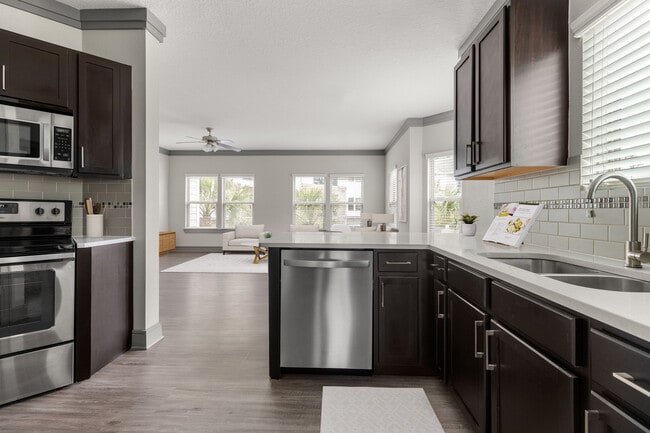 Building Photo - Luxe Lakewood Ranch