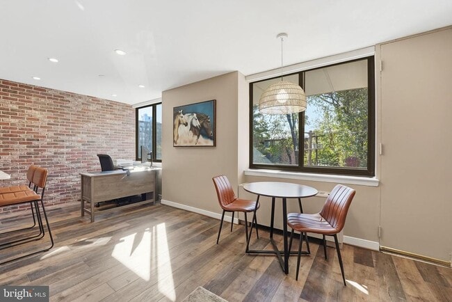 Foto del edificio - 4390 Lorcom Ln