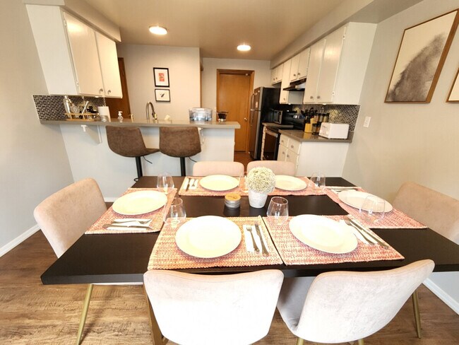 Foto del edificio - 15904 Admiralty Way