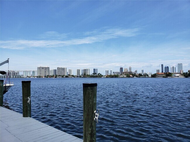 Foto del edificio - 16570 NE 26th Ave