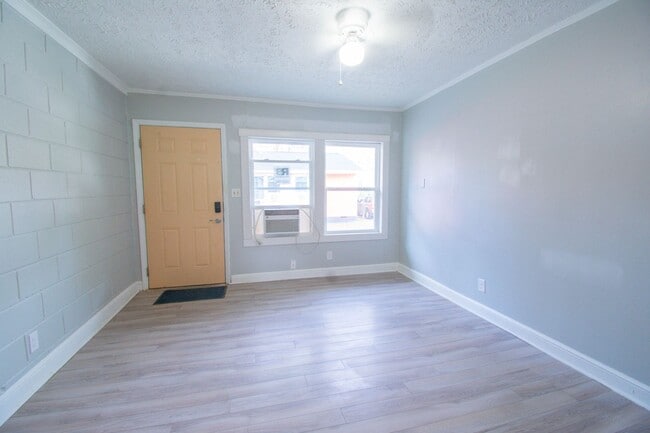Foto del edificio - 1 Bedroom 1 Bathroom- New LVP Flooring!