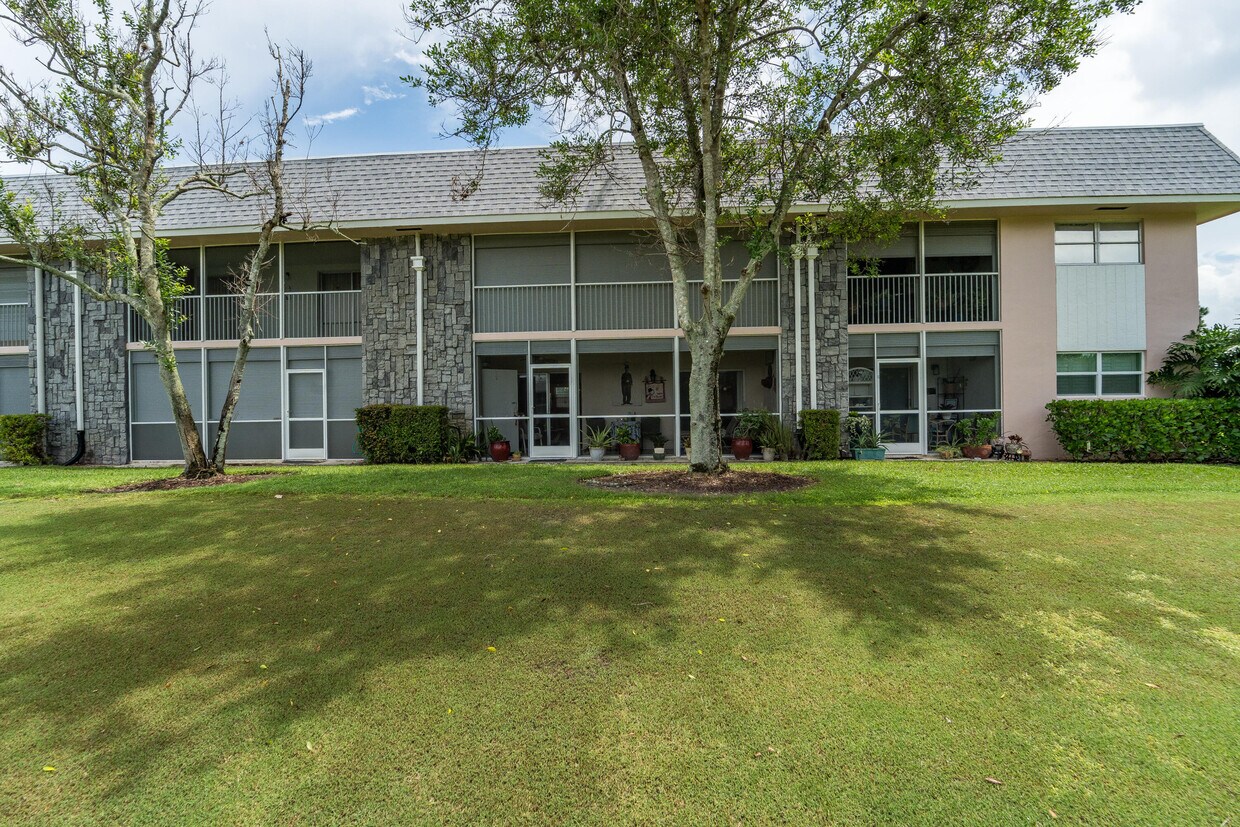 Primary Photo - 18081 SE Country Club Dr