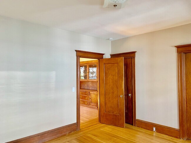 Building Photo - Advent- Low Deposit Rockridge Home W/ Beau...