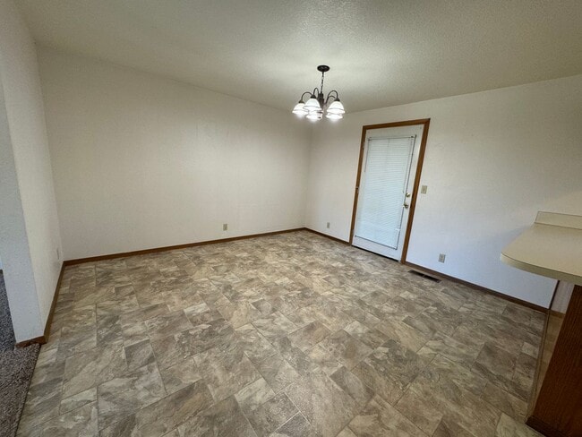 Building Photo - 811 NE Thomas Ct