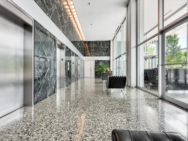 Foto del edificio - 330 W Diversey Pkwy