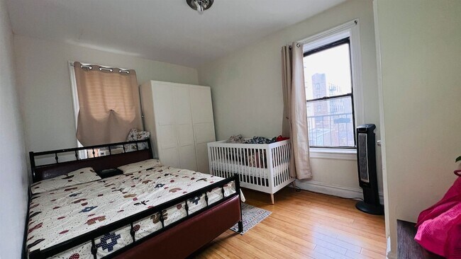 Foto del edificio - 118 Corbin Ave