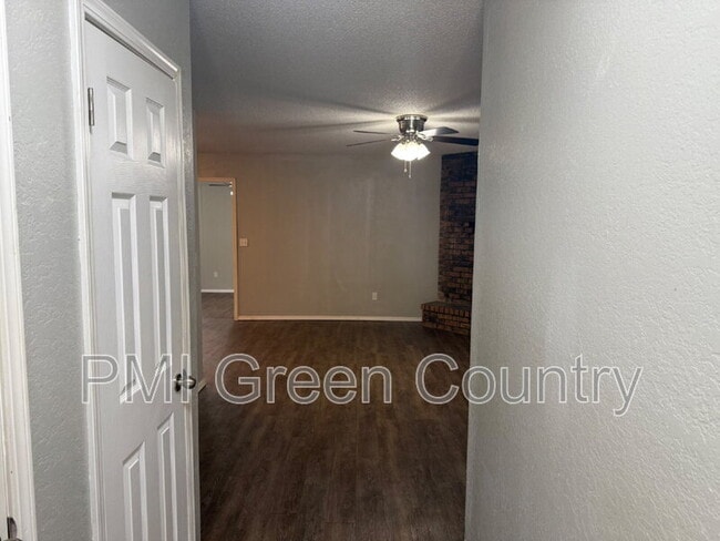 Building Photo - 112 W Austin St