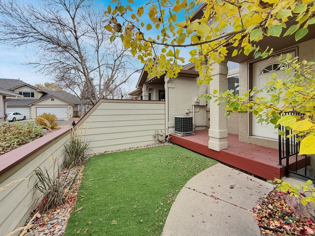 Foto del edificio - Beautifully Updated Townhome in a Prime Lo...