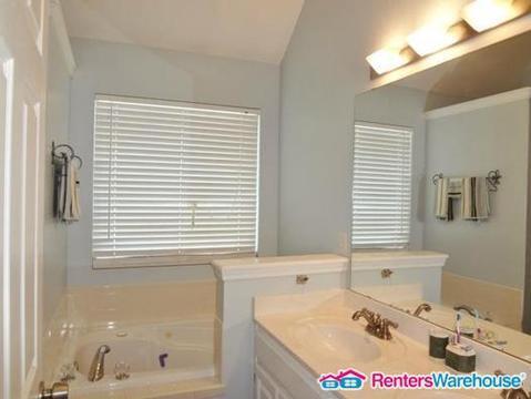 Building Photo - Northland 3 Bed / 3 Bath Home! Available 8...
