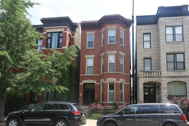 Foto del edificio - 2137 N Sheffield Ave