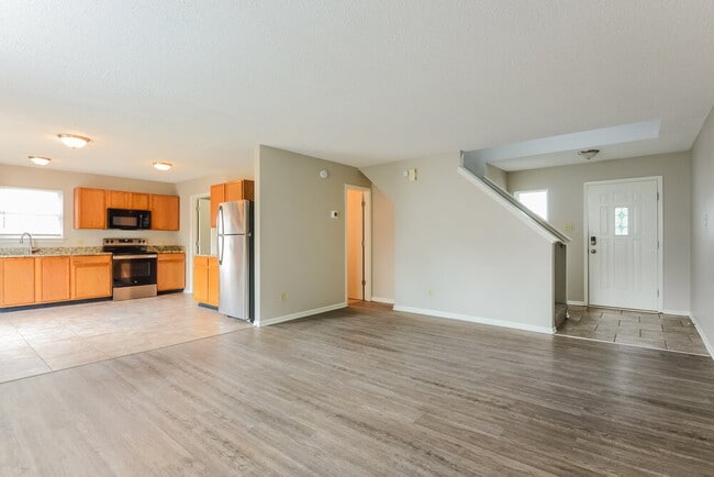 Building Photo - 2110 Dutch Elm Dr