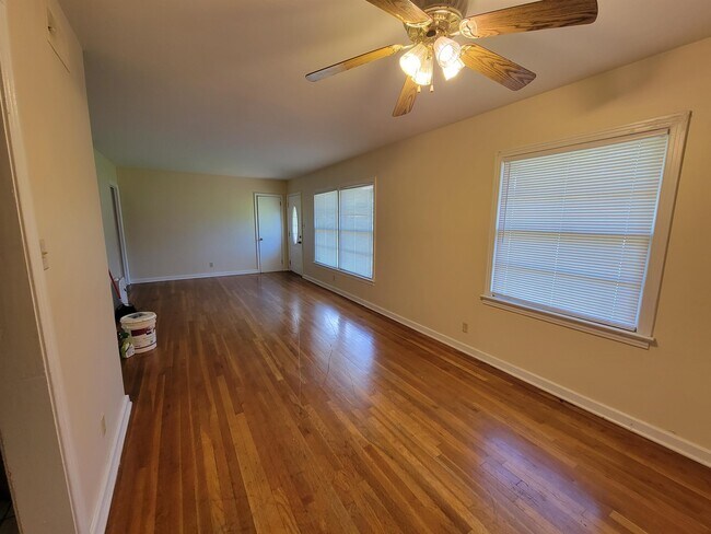 Building Photo - 1325 Buckingham Dr