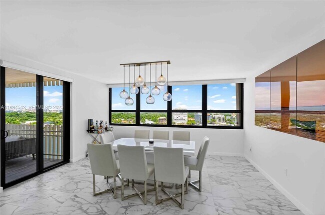 Foto del edificio - 2 Grove Isle Dr