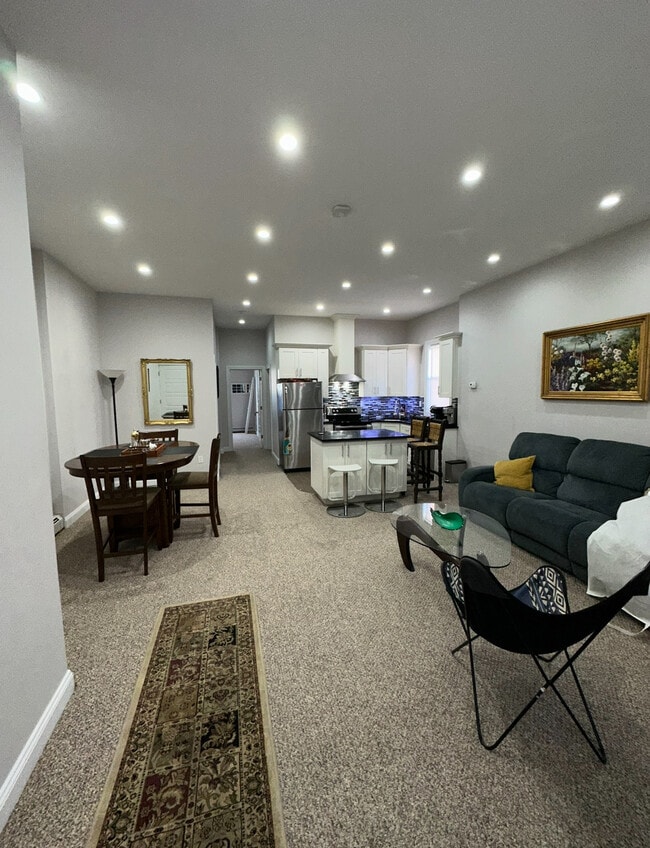 Cozy kitchen/ living room. Shared space with roomates - 286 Hendrix St