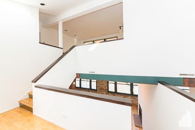 Building Photo - 932 W Wrightwood Ave