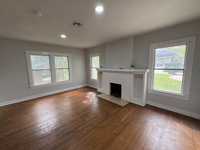 Foto del edificio - Updated Farm House in Central Waco