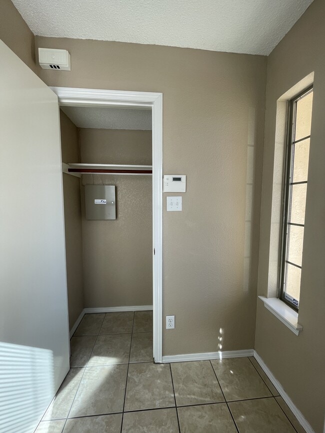 Building Photo - 3677 Tierra Alba Dr