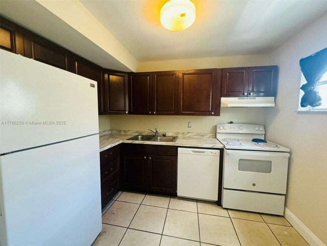 Foto del edificio - 4215 N University Dr