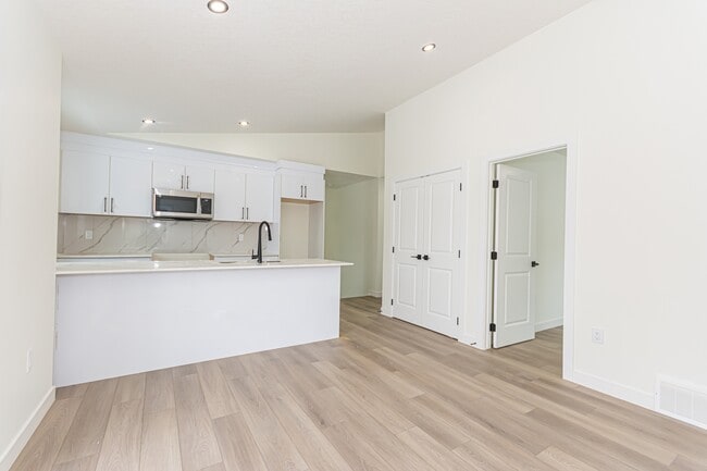 Photo du bâtiment - 15103-15196 96 Ave NW