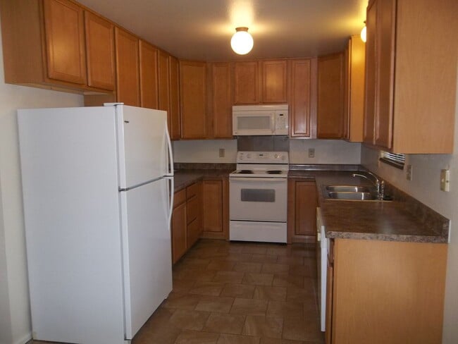 Building Photo - Spacious Tri-Level Home with Yard & Garage