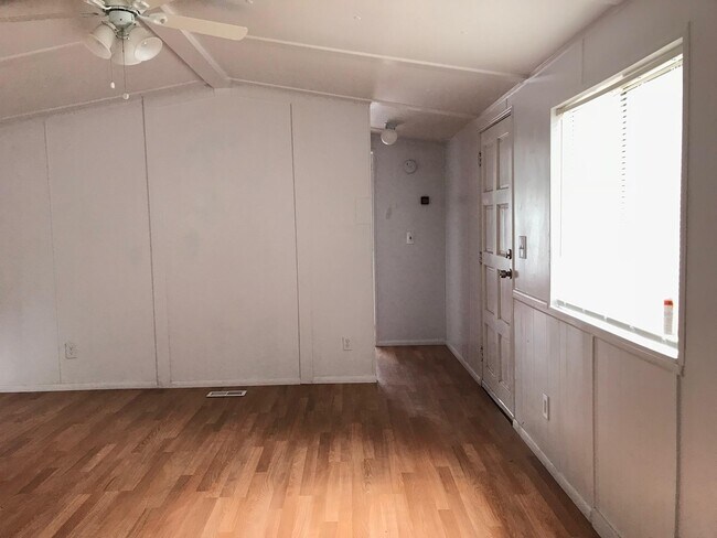 Building Photo - 754 E Zuni Dr